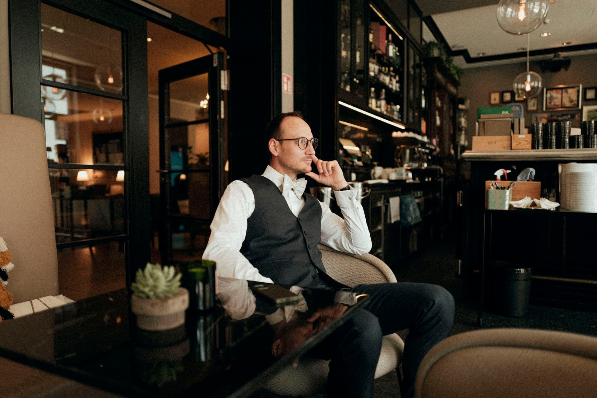 Bräutigam sitzt entspannt in einer Bar-Lounge