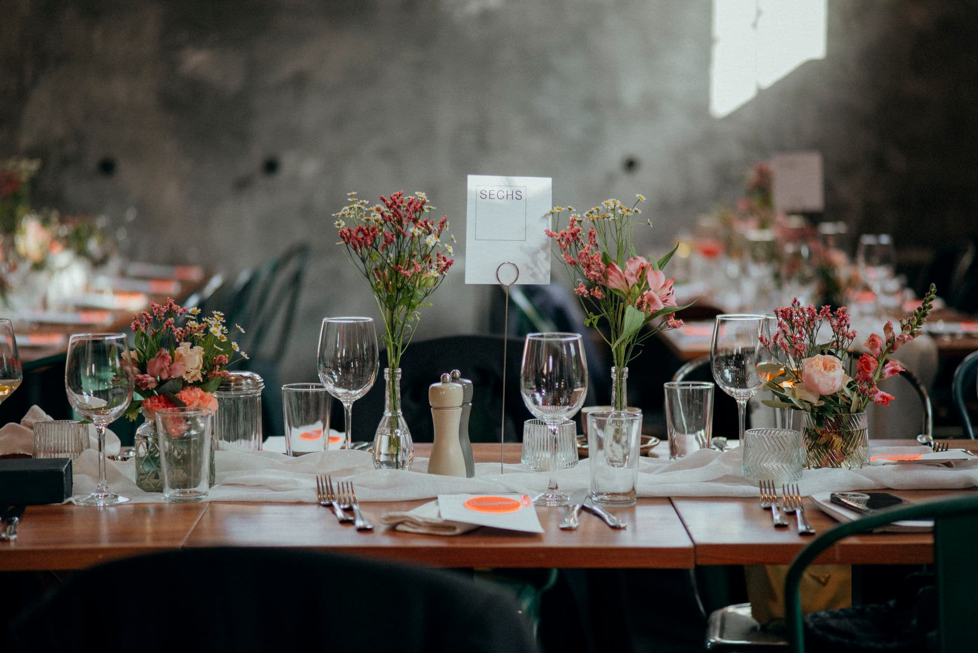 Festlich gedeckter Tisch mit Blumen und Weingläsern